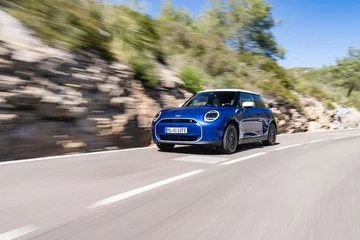 MINI Cooper SE w linii stylistycznej Favoured 