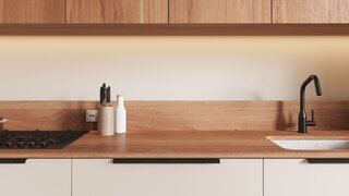 Jasne drewno – jak brzoza, buk czy jesion – podkreśla skandynawski minimalizm beżowej zabudowy