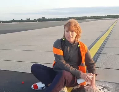 Miniatura: Niemieccy aktywiści przykleili się do...