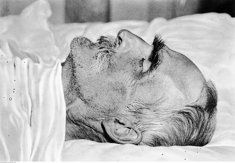 Marszałek Józef Piłsudski na łożu śmierci w pokoju, w którym umarł, 12 maja 1935 rok 