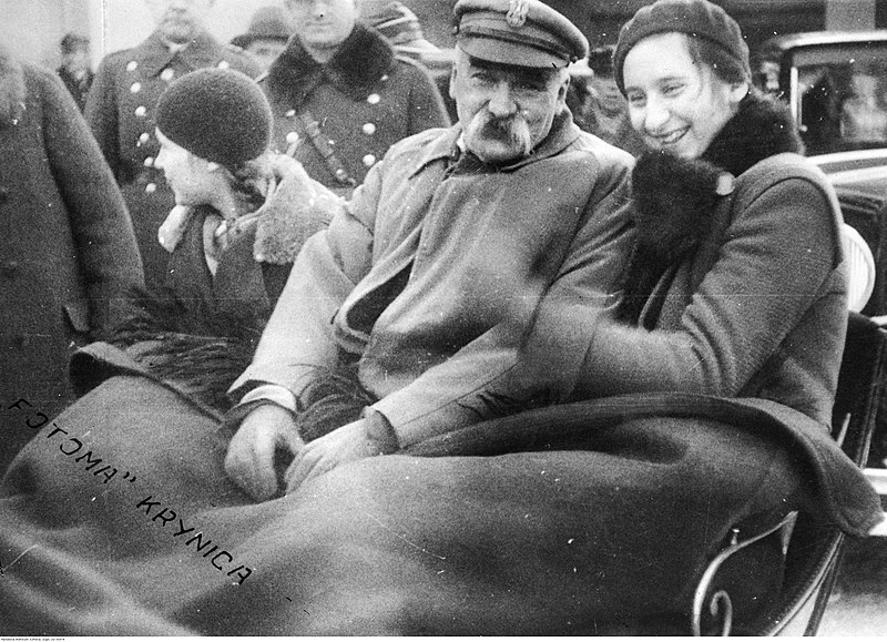 Marszałek Józef Płsudski i jego córki Wanda (z prawej) i Jadwiga (z lewej) w saniach w Krynicy w 1934 roku 