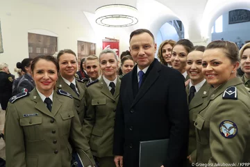 Andrzej Duda z przedstawicielkami służb 