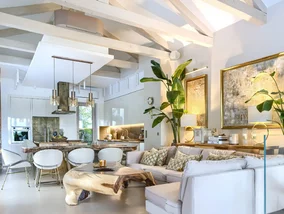 Miniatura: Dom nad rzeką zatopiony w&nbsp;naturze....