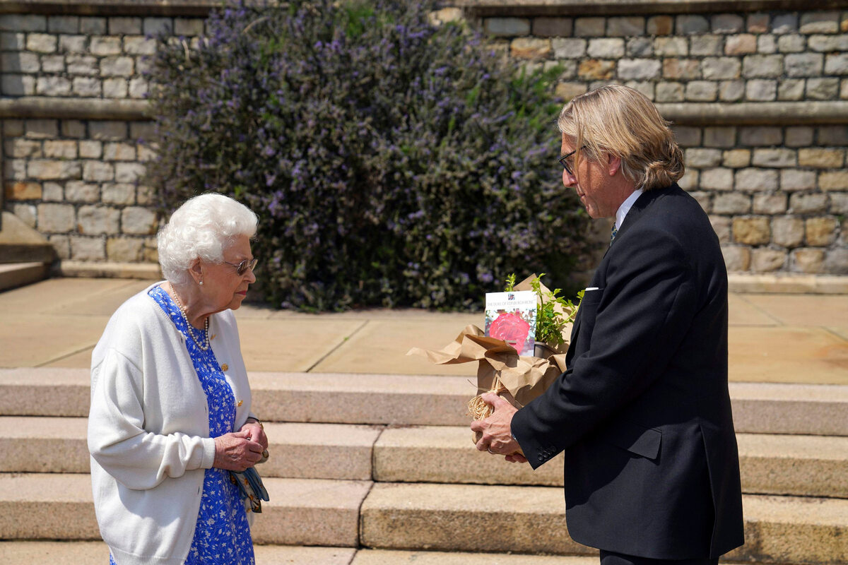 Królowa Elżbieta odbiera różę, która ma upamiętniać księcia Filipa 