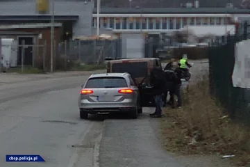 Policjanci CBŚP rozbili gang złodziei samochodów i odzyskali skradzione pojazdy 