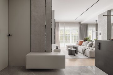 Elegancki apartament z kuchnią z ciemnego drewna, projekt Architektownia 