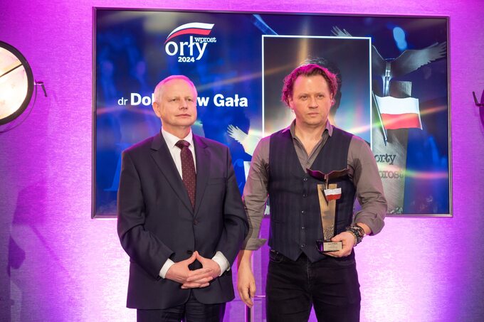 Dobiesław Gała (z prawej) oraz wręczający nagrodę Jerzy Muzyk, wiceprezydent Krakowa