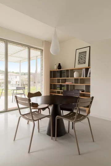 Waniliowy minimalizm w starym wiejskim domu, projekt (ma!ca) V2com, 2926-03, dom, minimalizm, beż