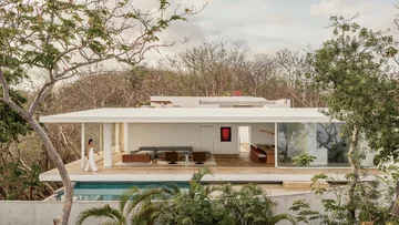 Casa Malonic w Zihuatanejo zaprojektowana przez HW Studio. Prosta biała bryła, okrągły dziedziniec i otwarcie na otaczający krajobraz tworzą spójną, wyciszoną architekturę 