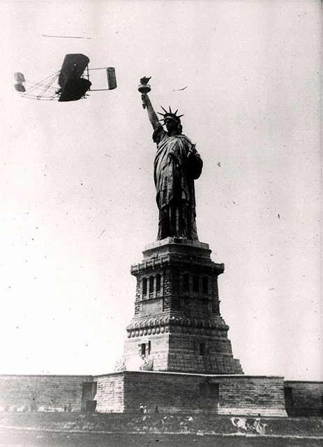 Wilbur Wright okrąża Statuę Wolności w swoim samolocie Model A, 1909 r.