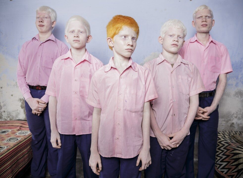 Grupa niewidomych albinosów w szkole w Indiach.