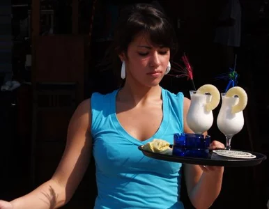 Miniatura: Sposób na wyższe napiwki? Ubierać się na...