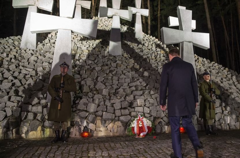 Andrzej Duda na cmentarzu w Bykowni (fot. Kancelaria Prezydenta/Twitter)