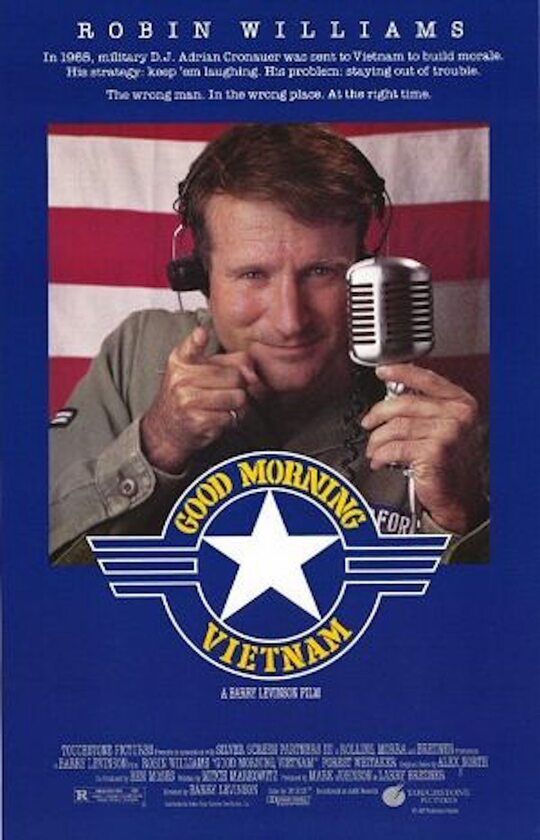 „Good Morning, Vietnam” Za rolę w tym filmie Robin Williams otrzymał jedną z trzech w swojej karierze nominacji do Oscara. „Good Morning, Vietnam” to komedia wojenna produkcji USA z 1987 roku, wyreżyserowana przez Barry Levinsona.

Adrian Cronauer (Robin Williams) przybywa do Wietnamu jako prezenter radiowy American Forces Network by umilić czas żołnierzom.