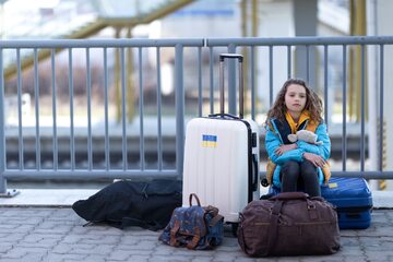 Młoda Ukrainka czeka na stacji kolejowej, zdjęcie ilustracyjne
