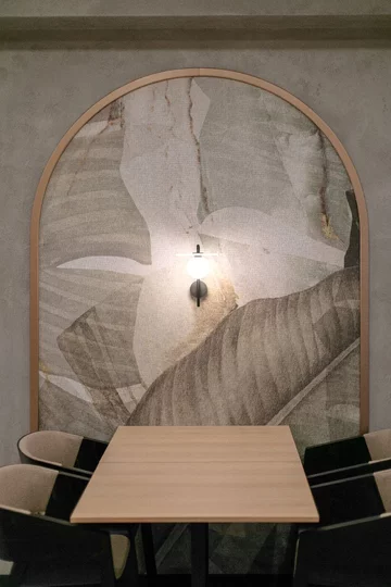 Biophilic design w przestrzeni biurowej – naturalne materiały, roślinność i światło dzienne tworzą środowisko sprzyjające koncentracji, dobrostanowi i komfortowi pracy, projekt: SAAN 