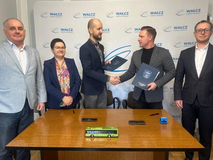 Podpisanie umowy na zakup elektrycznych autobusów dla Wałcza