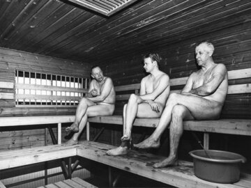 Mężczyźni w&nbsp;hotelowej saunie, Finlandia