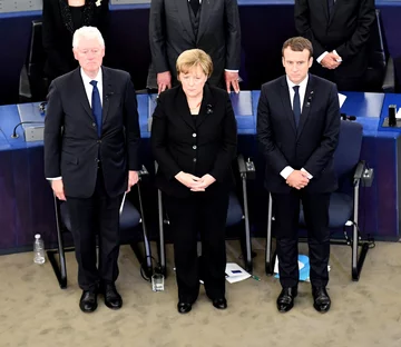 Bill Clinton. Angela Merkel i Emmanuel Macron podczas ceremoni pożegnania Hemuta Kohla 