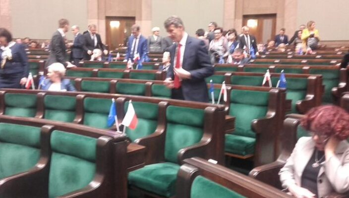 Miniatura: PO przyniosła flagi unijne do Sejmu