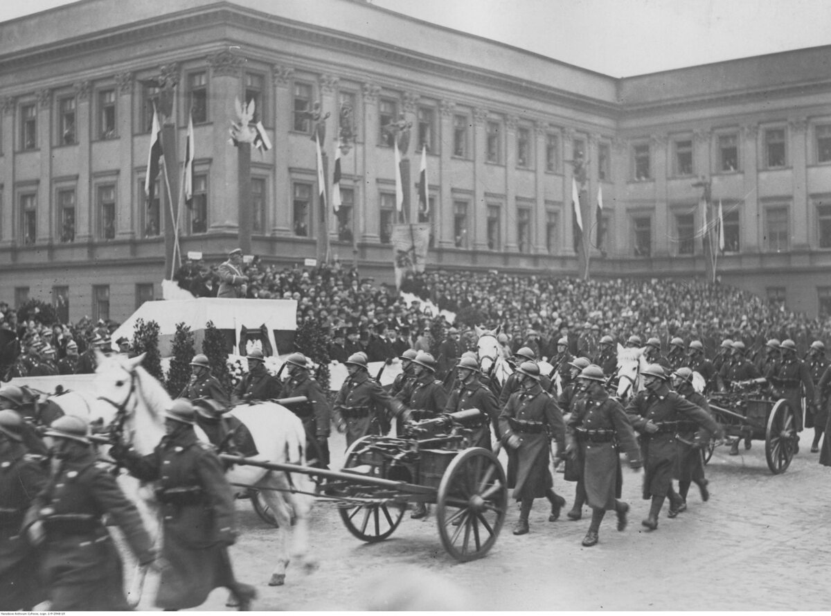 Defilada Kompanii Karabinów Maszynowych przed trybuną honorową na której stoi marszałek Józef Piłsudski Obchody Święta Niepodległości w 1929 roku