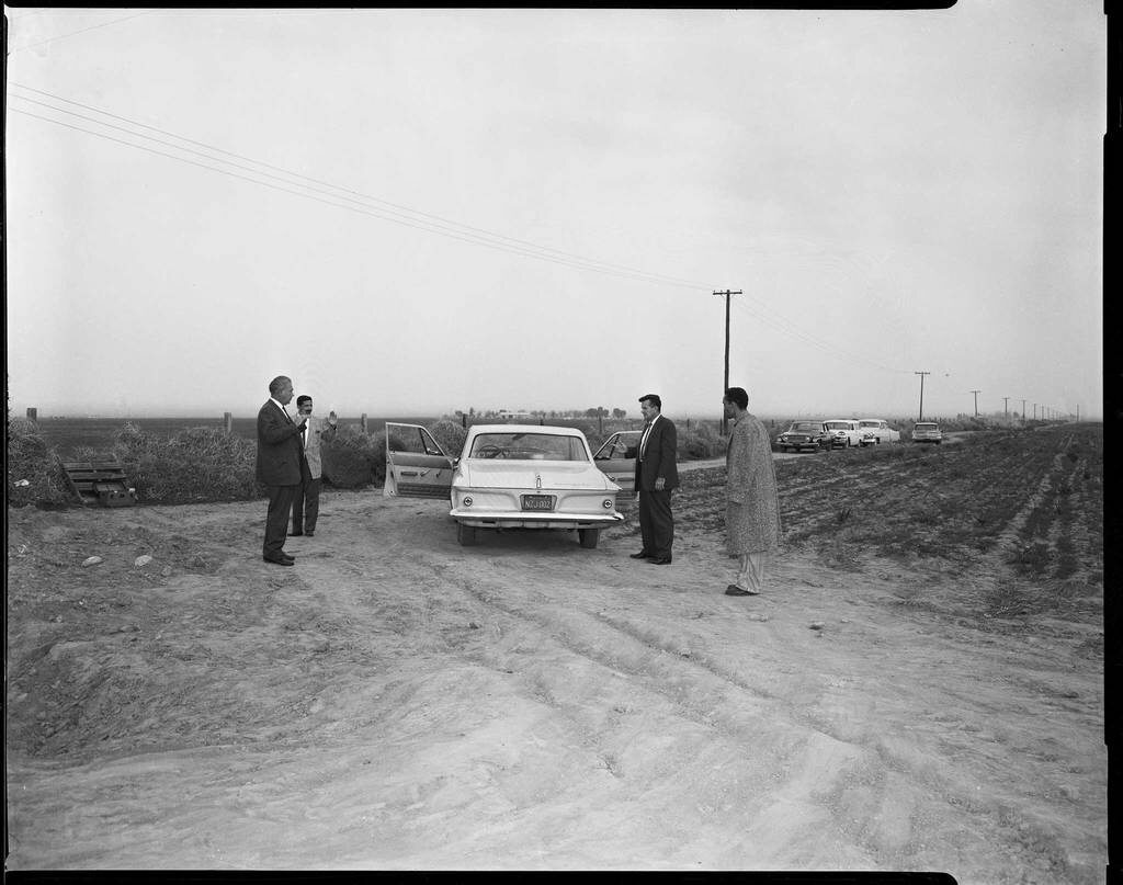 Wizja lokalna z udziałem podejrzanego Jimmiego Lee Smitha i detektywów. 1963 rok (fot. LAPD)