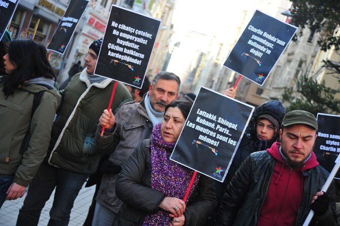 Minuta ciszy przed konsulatem Francji w Stambule (fot. Depo Photos / newspix.pl)