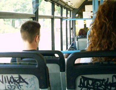 Miniatura: Dziecko wypadło z jadącego autobusu