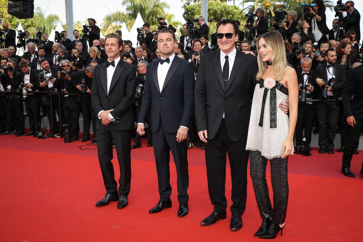 Brad Pitt, Leonardo DiCaprio, Quentin Tarantino i Margot Robbie 