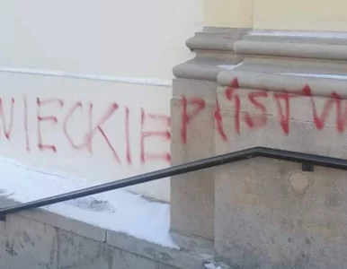 Miniatura: Sprawa napisów na elewacji kościoła....