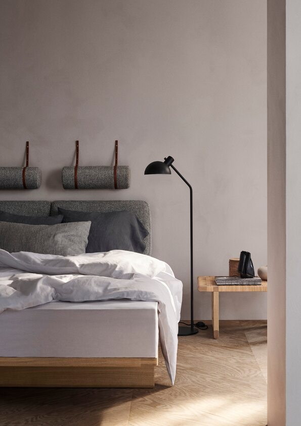 Pomysł na zabezpieczenie ściany za łóżkiem – dodatkowy zagłówek w formie wałków Łóżko, zagłówek, ściana za łóżkiem