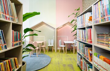 Miejska Biblioteka Publiczna w&nbsp;Nisku po&nbsp;metamorfozie. Nowe wnętrza łączą funkcje tradycyjnej czytelni z&nbsp;przestrzeniami do&nbsp;nauki, odpoczynku, zabawy i&nbsp;spotkań