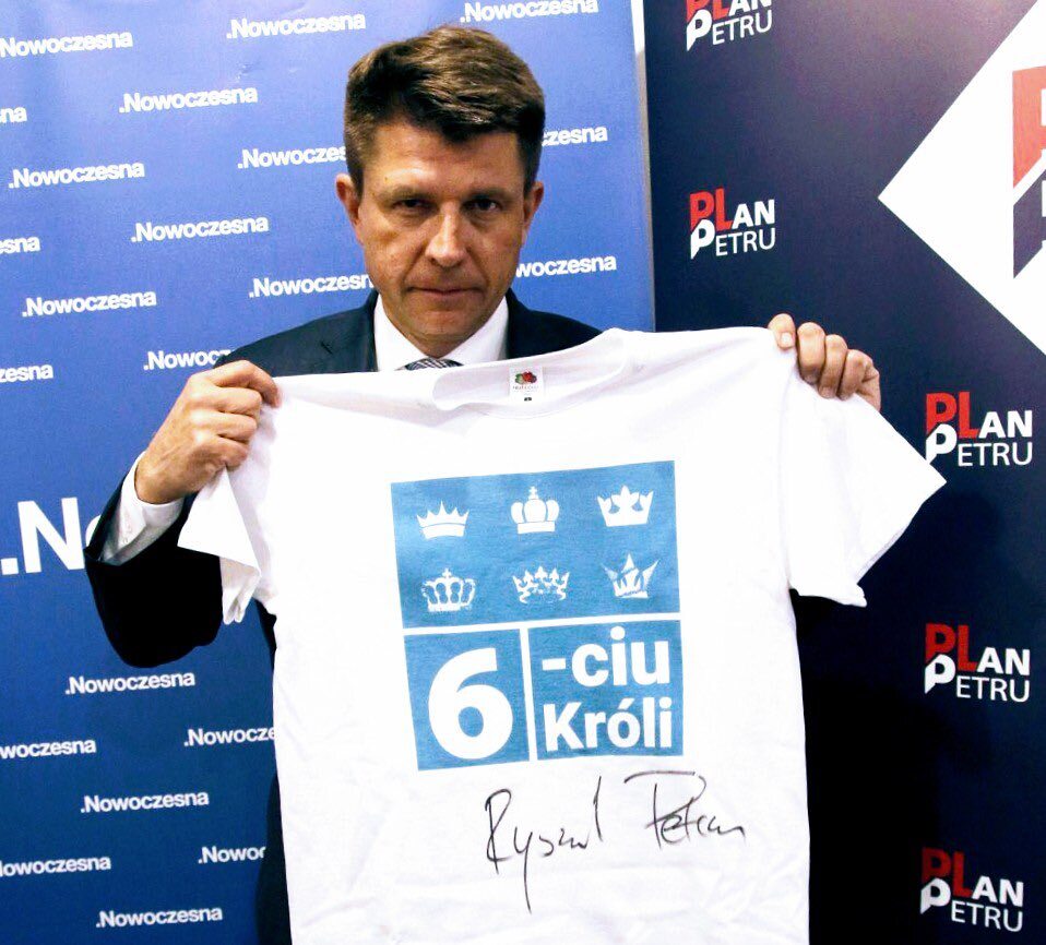 Ryszard Petru z koszulką 6-ciu króli, która została wylicytowana za 2550 zł. 