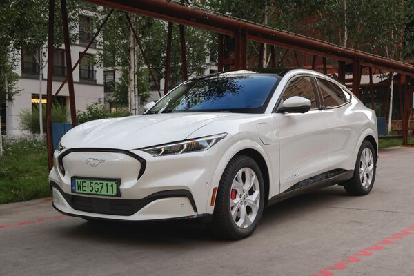 Miniatura: Ford Mustang Mach-E Frost White