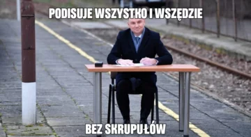 Mem po podpisaniu ustawy przez prezydenta Andrzeja Dudę na peronie kolejowym 