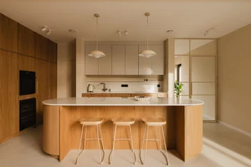 Dom na skraju lasu w Oławie zaprojektowany przez pracownię Habitat. Naturalne materiały, jasne drewno, mikrocement i światło dzienne tworzą spokojne, nowoczesne wnętrze będące przedłużeniem otaczającej przyrody 