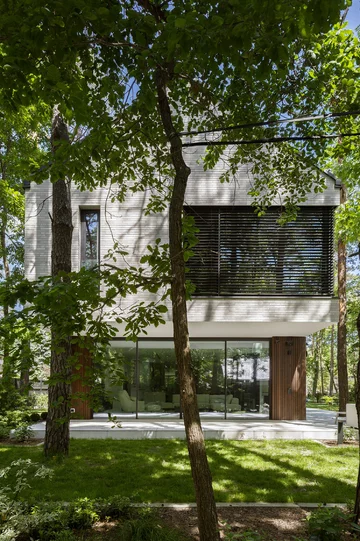 Dom Przenikający autorstwa Exterio Architektura to przykład nowoczesnej architektury, w której światło, natura i starannie zaprojektowana przestrzeń tworzą harmonijną całość 