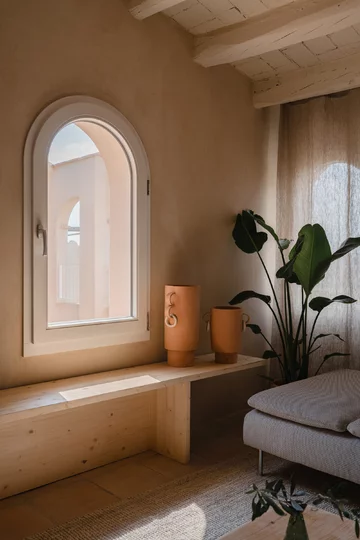 Rewitalizacja dawnej stolarni – projekt Clara Crous Arquitectura przywraca znaczenie materiałowi, światłu i oryginalnej strukturze budynku 