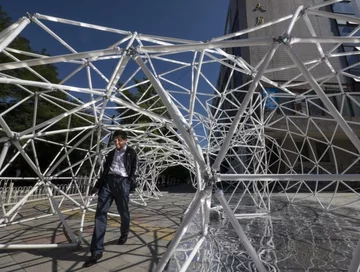 Zwiedzający przechodzą przez jedną z instalacji zamontowanych na wystawie (fot. EPA/ADRIAN BRADSHAW/PAP)