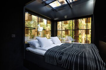 Biosphere, dom na&nbsp;drzewie z&nbsp;kompleksu Tree Hotel, proj. BIG