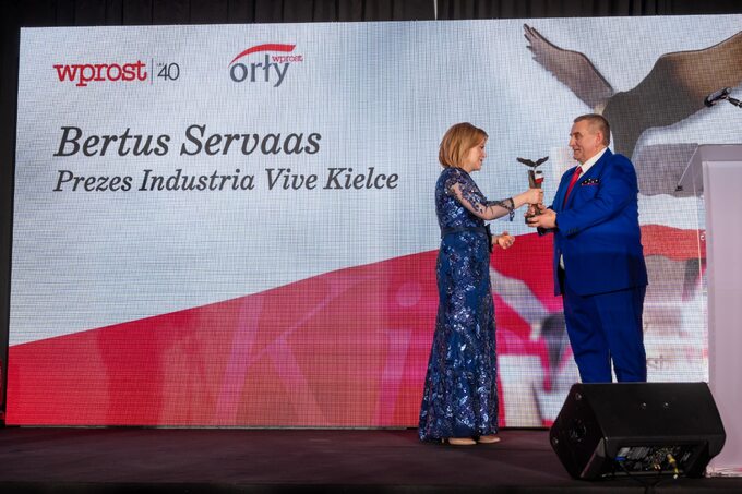Tadeusz Dziedzic wiceprezes Industria Vive Kielce odbiera nagrodę Orły „Wprost”. Nagrodę wręczała Anna Krupka, wiceminister sportu i turystyki