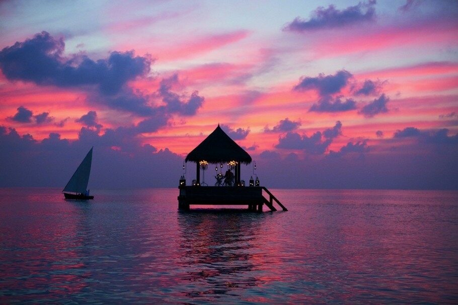 W tym dryfującym bungalowie na Malediwach (fot. tajhotels.com)
