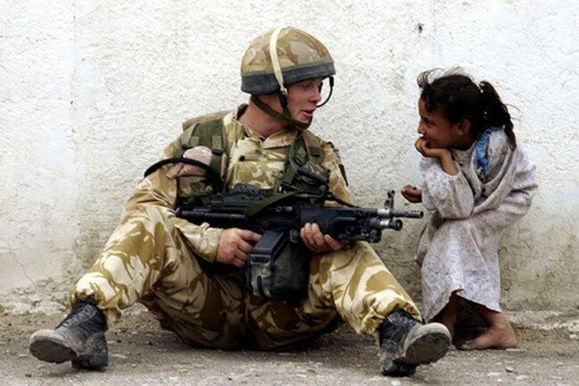 Amerykański żołnierz rozmawia z dziewczynką (Nieznane miejsce, 2011)