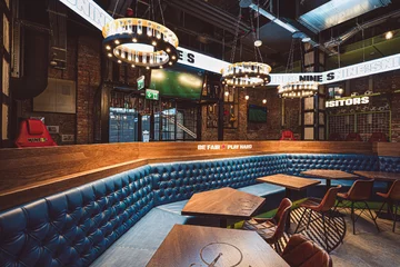 Sportowy bar w Nines, restauracji Roberta Lewandowskiego. Lokal mieści się w starym browarze przy ulicy Grzybowskiej w Warszawie 