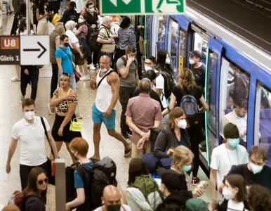 Miniatura: Pasażer w pociągu wpadł w szał. Wybił...