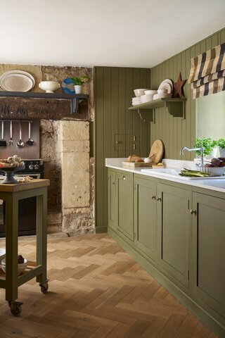 Oliwkowa kuchnia w stylu cottage stała się nieoczekiwanym trendem sezonu — ciepła, prosta i absolutnie nie do podrobienia