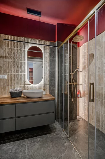 Mieszkanie z elementami w kolorze bordo, projekt Deer Design 