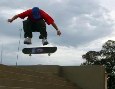 Miniatura: Ksiądz z deskorolką przyciąga wiernych