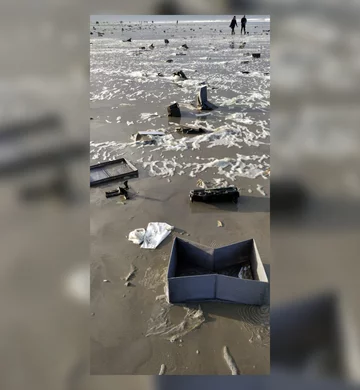 Kontenery wpadły do morza. Ludzie na wyspach znajdują "skarby" 