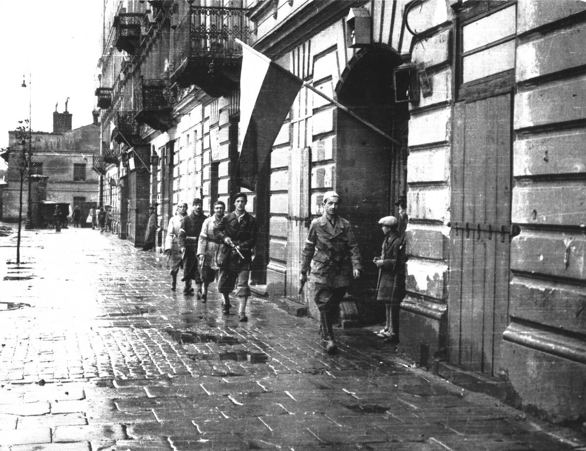 1 sierpnia 1944 roku, godzina "W", Patrol por. „Agatona” z batalionu „Pięść” na pl. Kazimierza Wielkiego 1 sierpnia 1944 roku, godzina "W"
